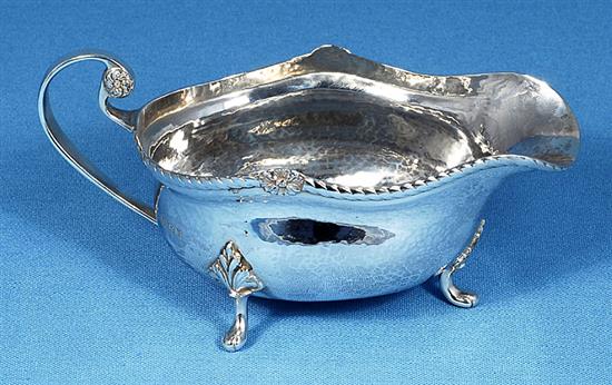 A George V Arts & Crafts silver sauce boat, by Albert Edward Jones, length 185mm, weight 7.3oz/228grms.